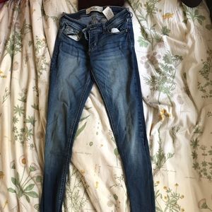 Hollister skinny jeans long. 26/33